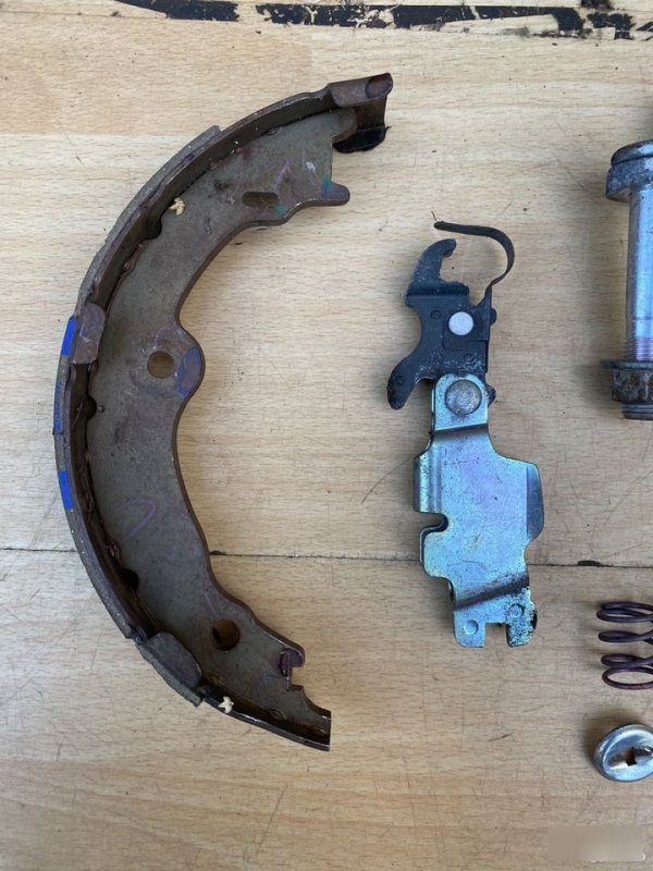 Механизм ручного тормоза задний левый Lexus LS460