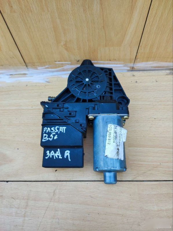 Моторчик стеклоподъемника задний правый Volkswagen Passat B5 1c0959812 Б/У