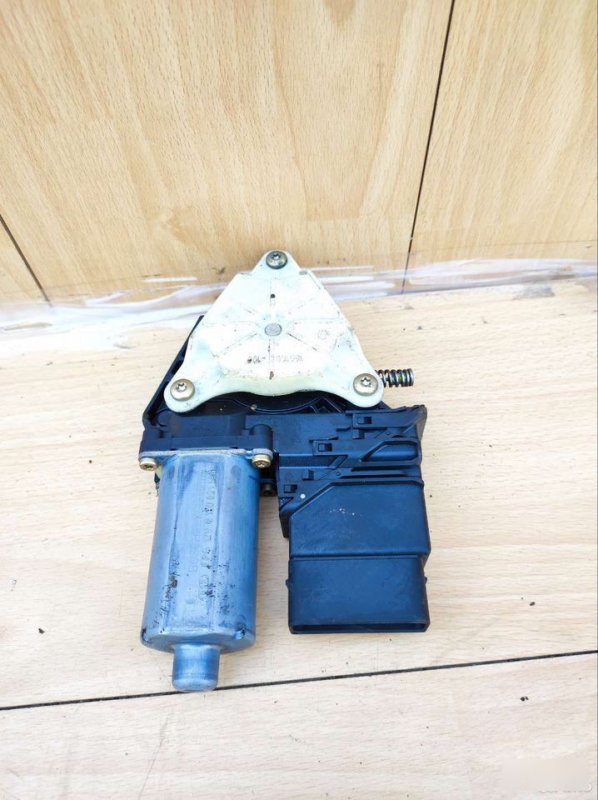 Моторчик стеклоподъемника задний правый Passat B5