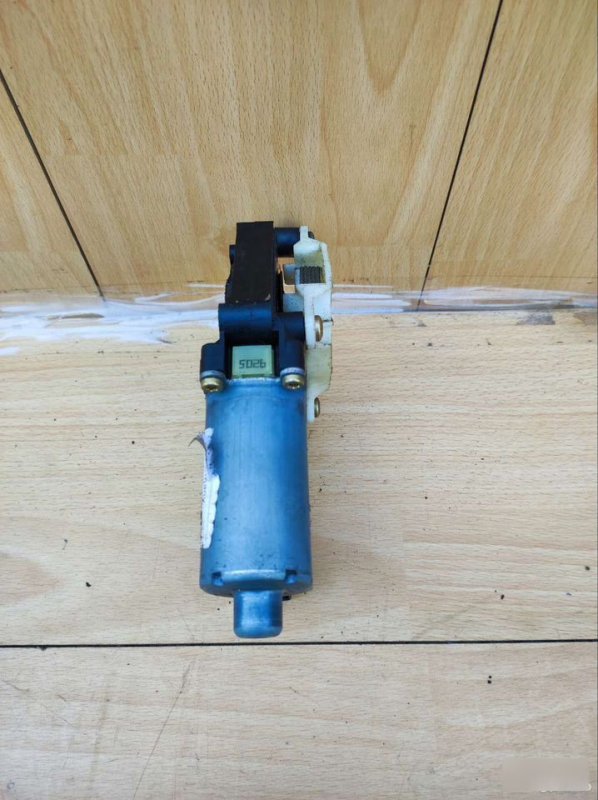 Моторчик стеклоподъемника задний правый Passat B5