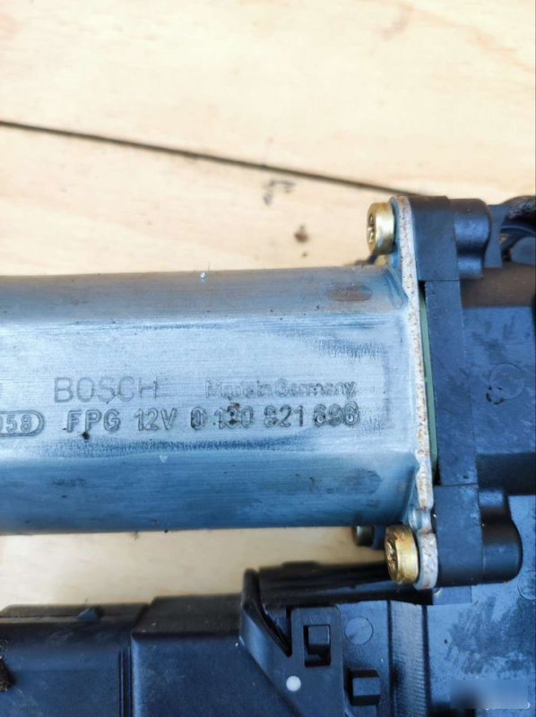 Моторчик стеклоподъемника задний правый Passat B5