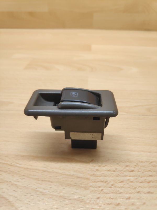 Запчасть блок управления стеклоподъемниками задний Mitsubishi Pajero 2 6g74 MB781916 Б/У Блок управления стеклоподъемниками задний Mitsubishi Pajero 2 6g74 MB781916 Б/У