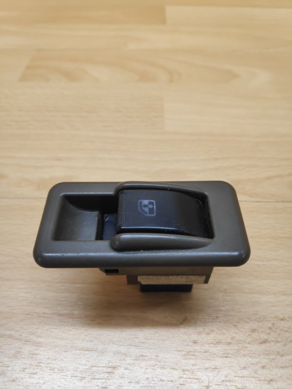 Блок управления стеклоподъемниками задний Pajero 2 6g74 Блок управления стеклоподъемниками задний Pajero 2 6g74