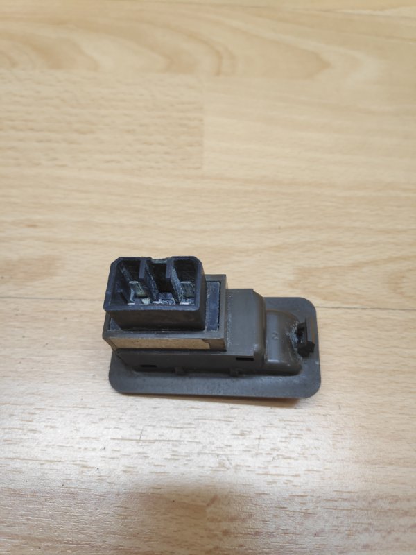 Блок управления стеклоподъемниками задний Pajero 2 6g74 Блок управления стеклоподъемниками задний Pajero 2 6g74