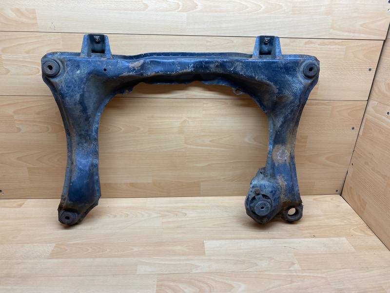 Запчасть подрамник передний Audi 80 B4 B4 8A0199313AD Б/У Подрамник передний Audi 80 B4 B4 8A0199313AD Б/У
