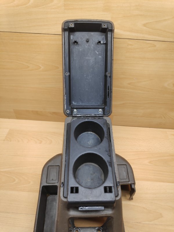 Бардачок между сиденьями Mitsubishi Pajero 2 6g74