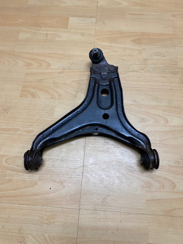 Рычаг нижний передний левый Audi 80 B4 B4 895407157 895407159 Б/У