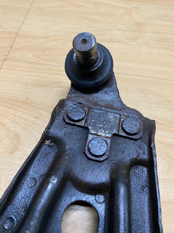 Рычаг нижний передний левый 80 B4 B4