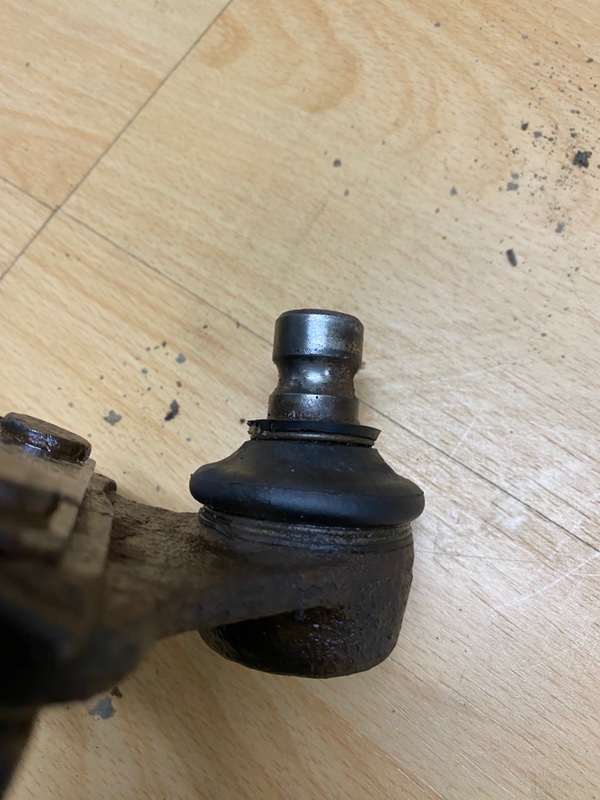 Рычаг нижний передний левый 80 B4 B4