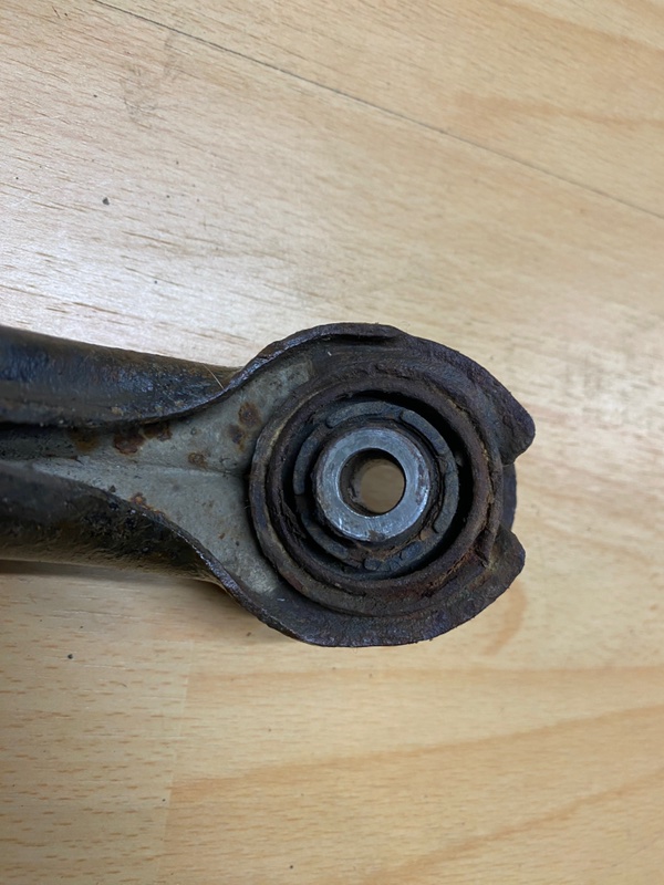 Рычаг нижний передний левый 80 B4 B4