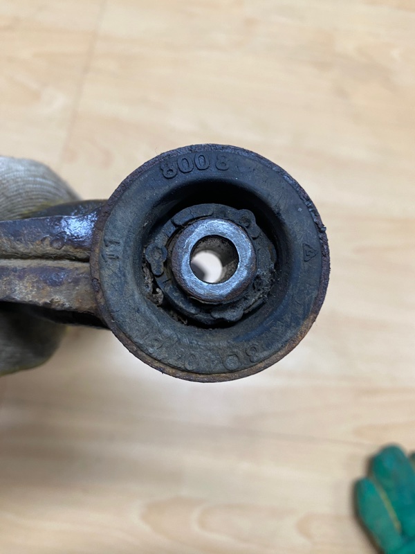 Рычаг нижний передний левый 80 B4 B4