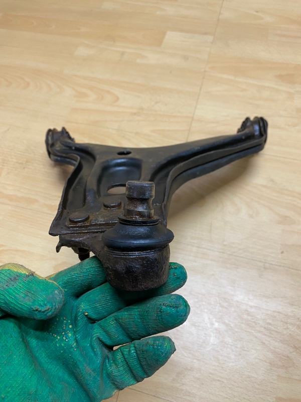 Рычаг нижний передний левый 80 B4 B4