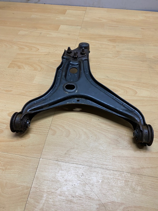 Рычаг нижний передний левый 80 B4 B4