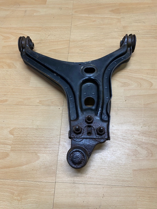 Рычаг нижний передний левый 80 B4 B4