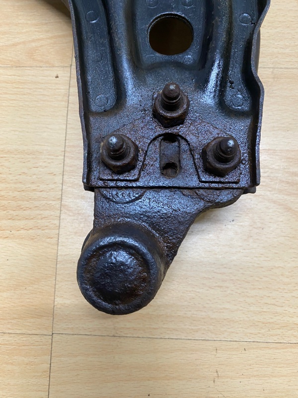 Рычаг нижний передний левый 80 B4 B4