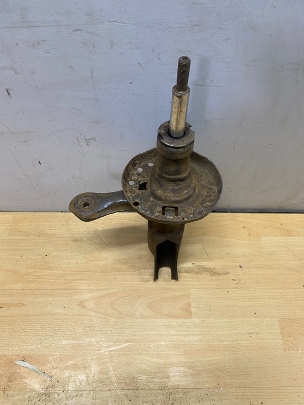 Амортизатор передний левый 80 B4 B4