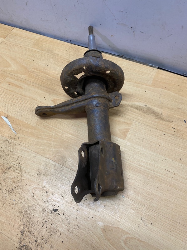 Амортизатор передний левый Audi 80 B4 B4