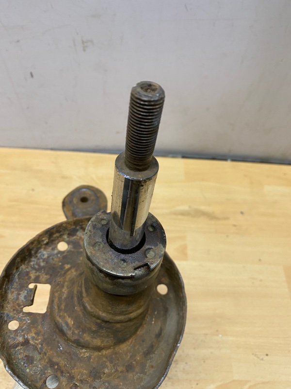 Амортизатор передний левый 80 B4 B4