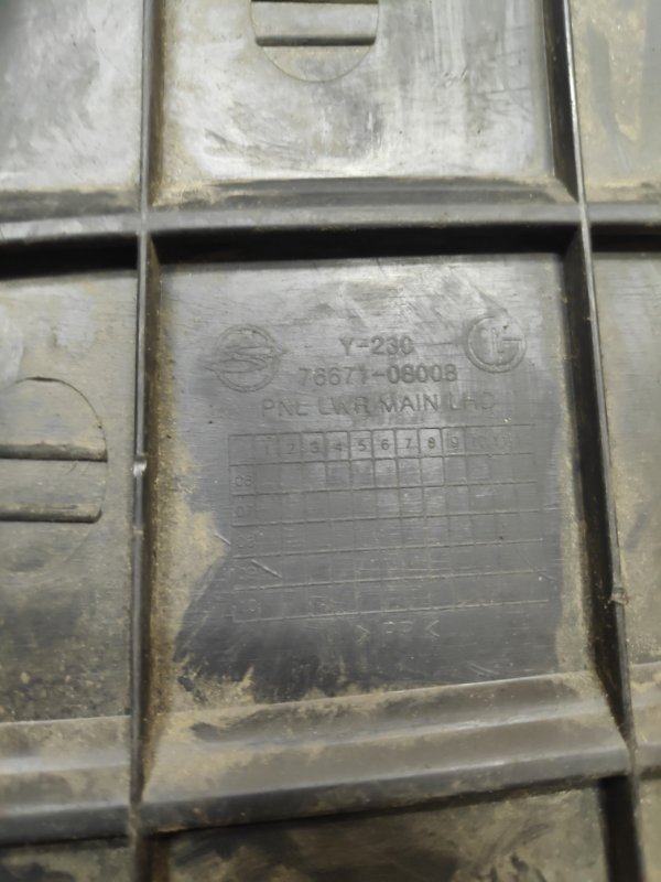 Накладка под торпедо левая Rexton 1