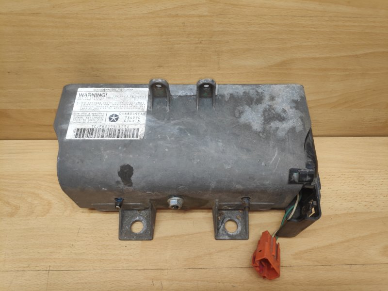 Подушка безопасности пассажира Dodge Caravan 3 04680490AD Б/У