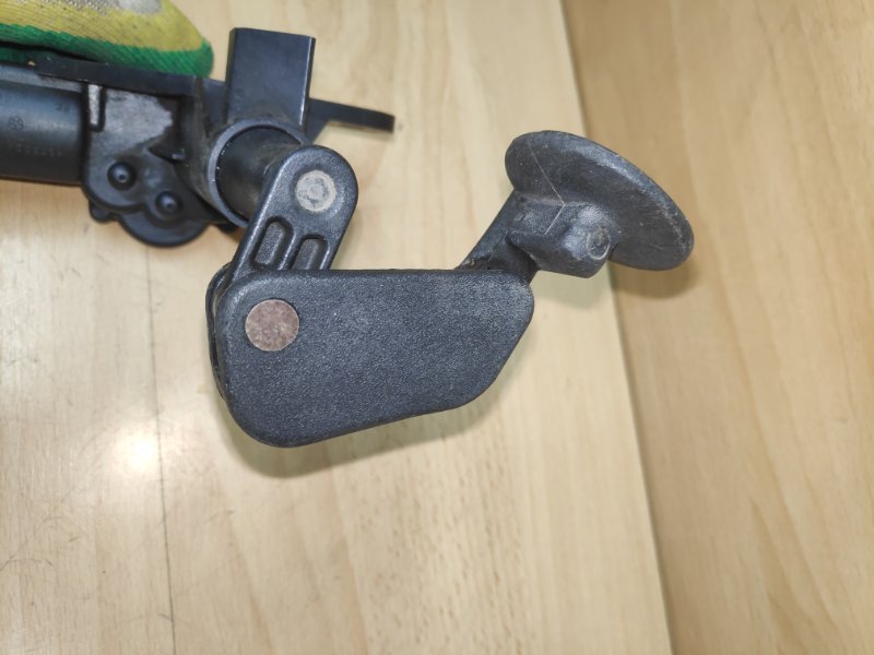 Моторчик форточки правый Caravan 3