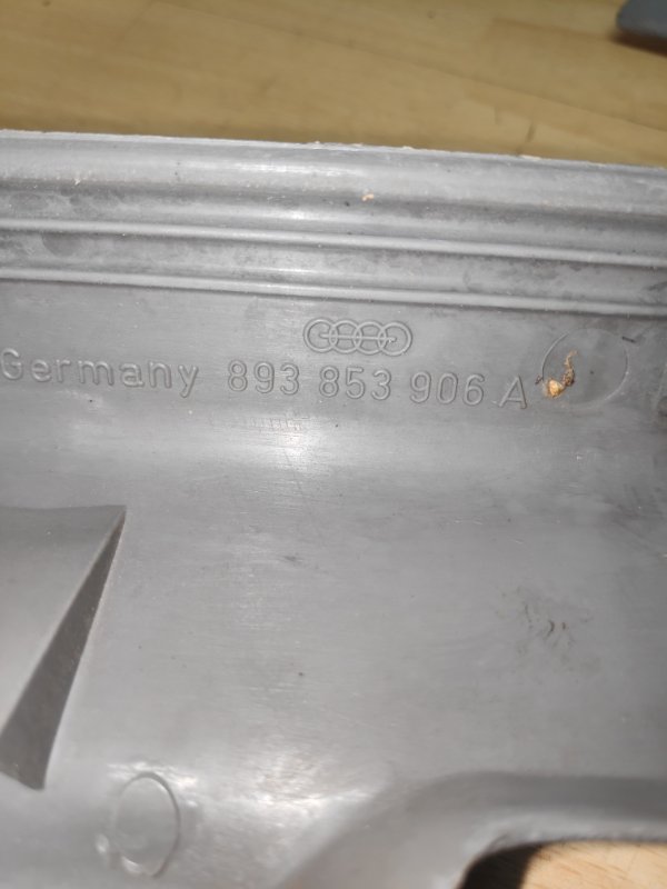 Накладка порога внутренняя правая 80 B3 B4