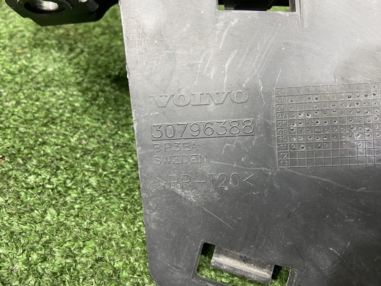 Крепление фары правое VOLVO V70 BW56 Крепление фары правое VOLVO V70 BW56
