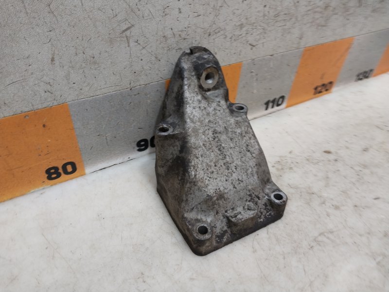 Кронштейн двигателя левый C-Class 1994 W202 2.8