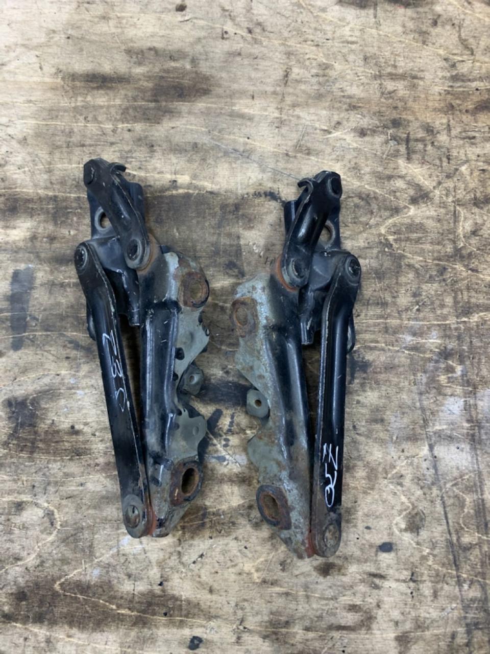Петли капота передние SC400 1996 Z30 (Soarer) 1UZ-FE Петли капота передние SC400 1996 Z30 (Soarer) 1UZ-FE