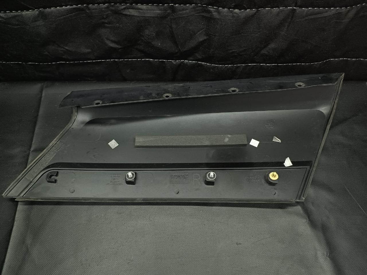 Запчасть накладка стойки правая LAND ROVER R DDH000083 Б/У Накладка стойки правая LAND ROVER R DDH000083 Б/У