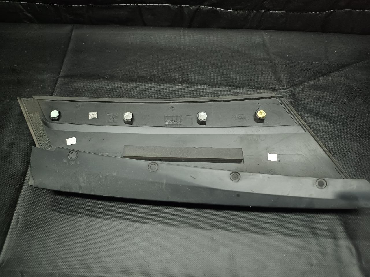 Накладка стоек левая R