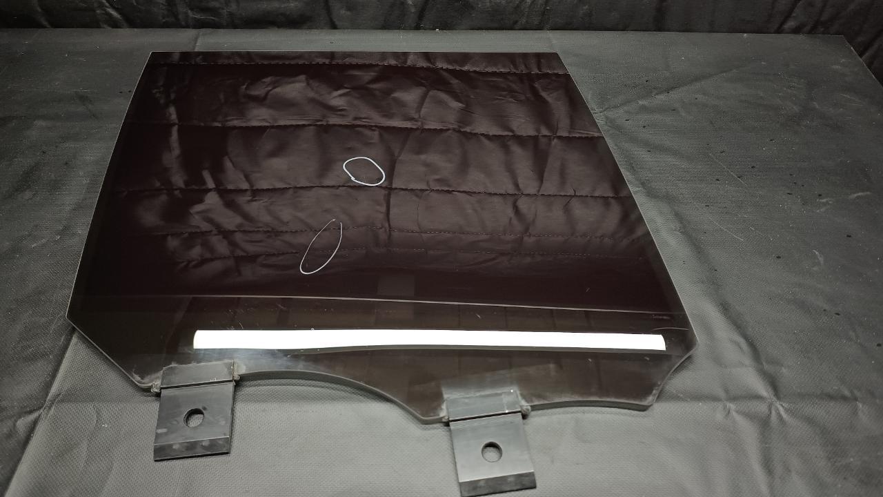 Запчасть стекло двери заднее правое LAND ROVER R Б/У Стекло двери заднее правое LAND ROVER R Б/У