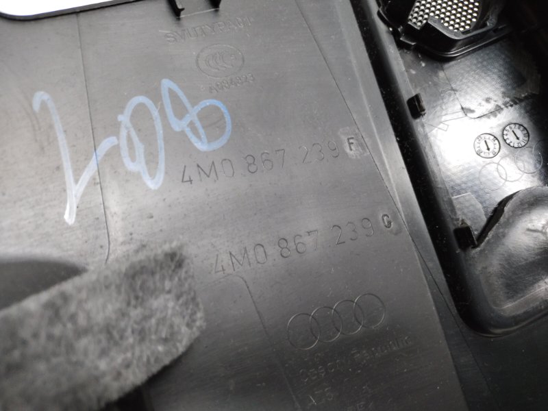 Обшивка центральной консоли левая Q7 2019 4M 3.0 TDi