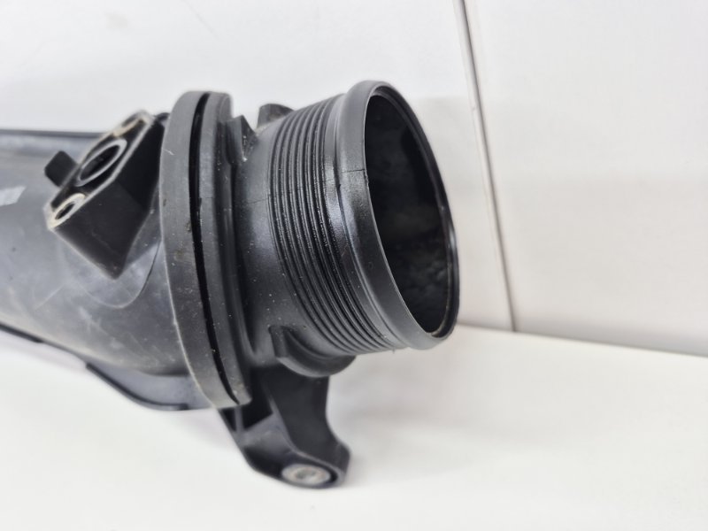 Патрубок интеркулера Volkswagen Touareg 2 NF 3.0 TDi Патрубок интеркулера Volkswagen Touareg 2 NF 3.0 TDi