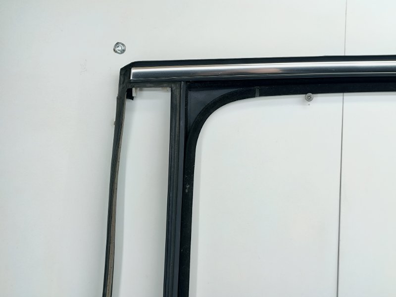 Уплотнитель стекла задний левый Touareg 2 NF 4.2