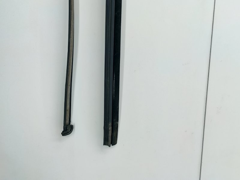 Уплотнитель стекла задний левый Volkswagen Touareg 2 NF 4.2