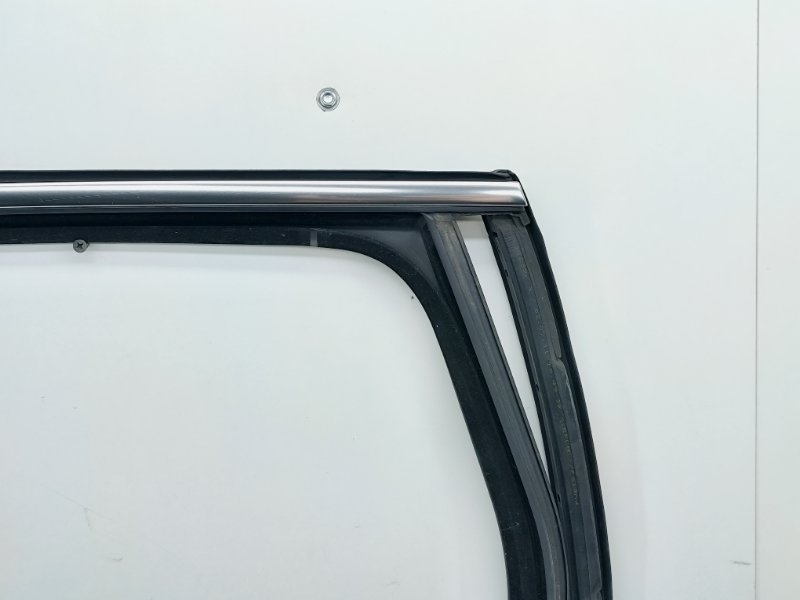Уплотнитель стекла задний левый Touareg 2 NF 4.2