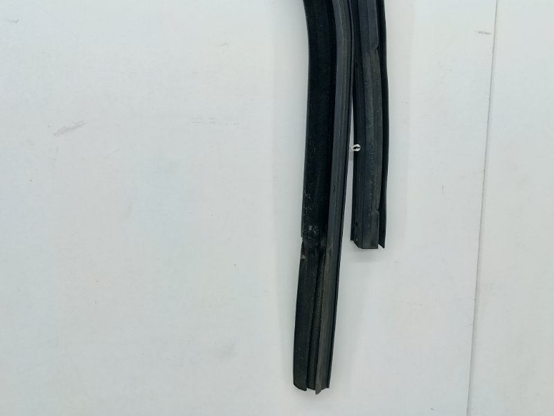 Уплотнитель стекла задний левый Touareg 2 NF 4.2