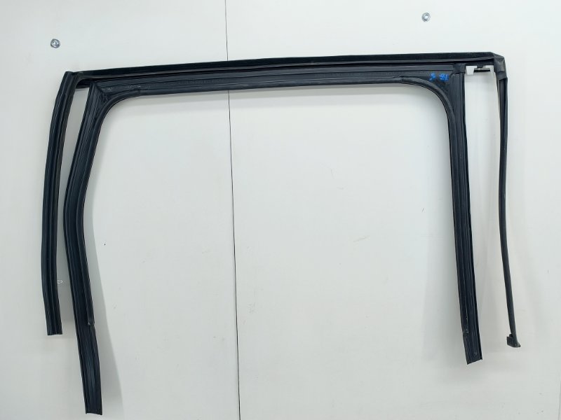 Уплотнитель стекла задний левый Touareg 2 NF 4.2