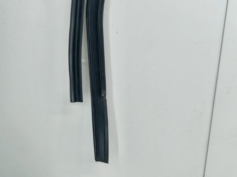 Уплотнитель стекла задний левый Touareg 2 NF 4.2