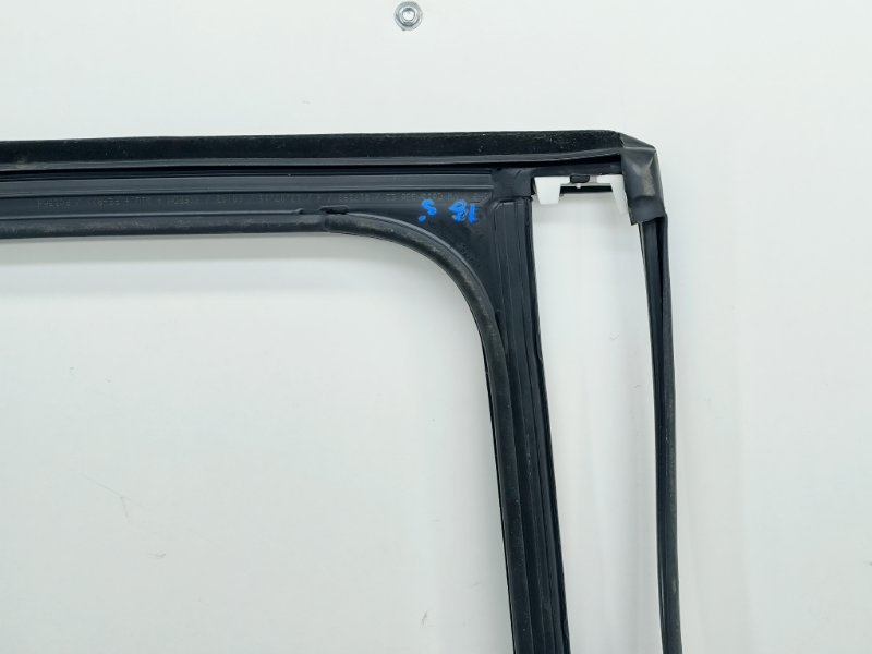 Уплотнитель стекла задний левый Touareg 2 NF 4.2