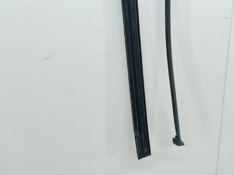 Уплотнитель стекла задний левый Touareg 2 NF 4.2