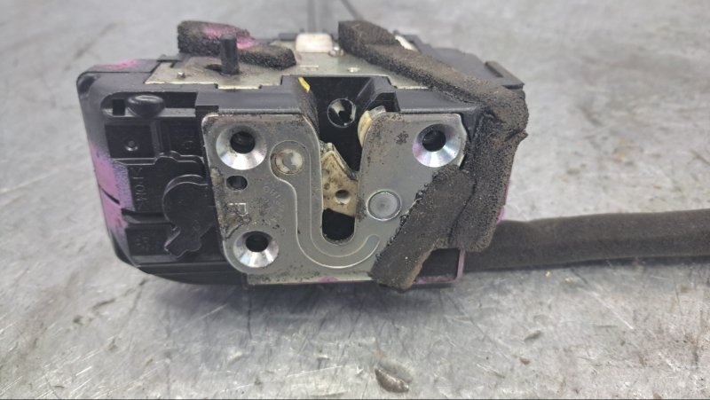 Замок двери задний правый Nissan Tiida C11 MR18DE