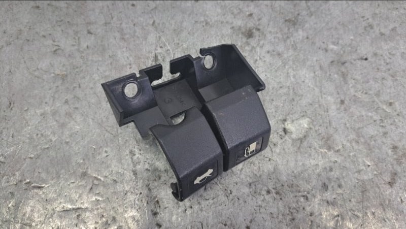 Кнопка открывания лючка бензобака Nissan Tiida 2006 C11 MR18DE 65621-EL000 контрактная