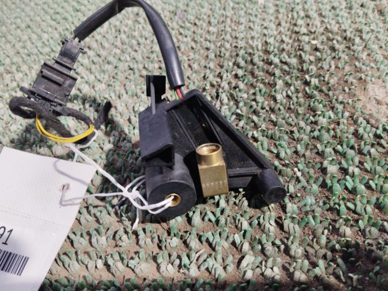 Запчасть штуцер подкачки колеса VOLKSWAGEN TOUAREG 7LA 7L0616751A контрактная Штуцер подкачки колеса VOLKSWAGEN TOUAREG 7LA 7L0616751A контрактная