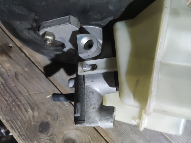 Главный тормозной цилиндр X5 2001 E53 M54 Главный тормозной цилиндр X5 2001 E53 M54