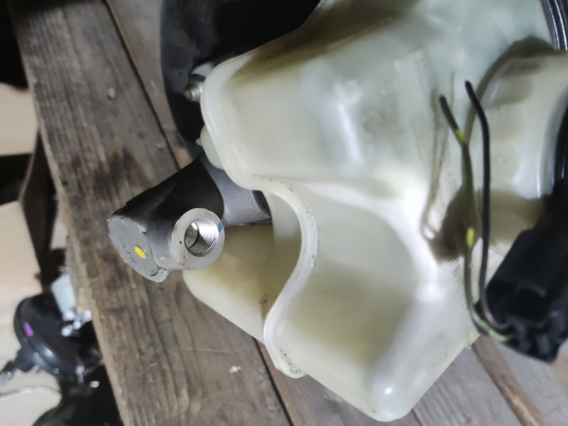 Главный тормозной цилиндр X5 2001 E53 M54 Главный тормозной цилиндр X5 2001 E53 M54