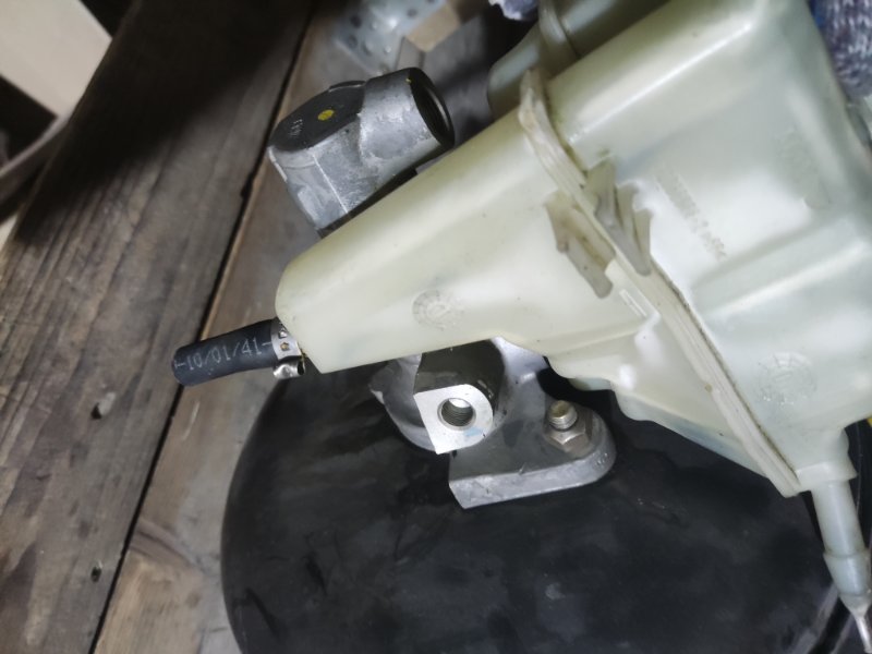 Главный тормозной цилиндр X5 2001 E53 M54 Главный тормозной цилиндр X5 2001 E53 M54