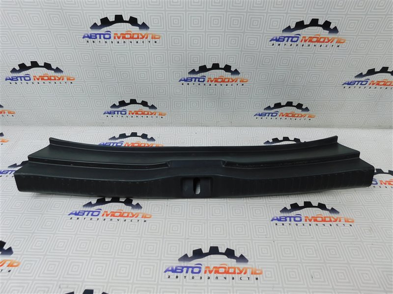 Накладка замка багажника Toyota Wish ZGE20-0102001 2ZR-FAE 2011 задняя