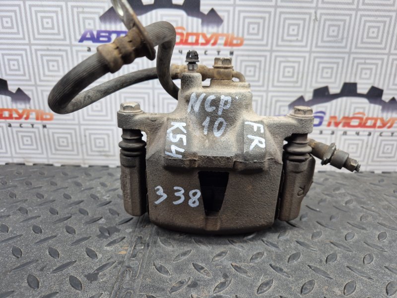 Суппорт Toyota Vitz NCP10-0157699 2NZ-FE 2002 передний правый
